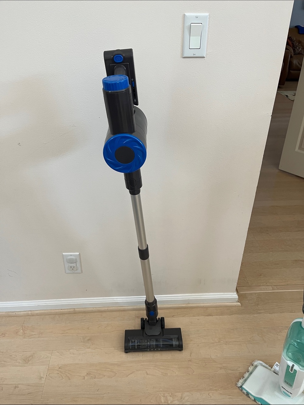 Cordless Stick Vacuum Cleaner in Black and Blue